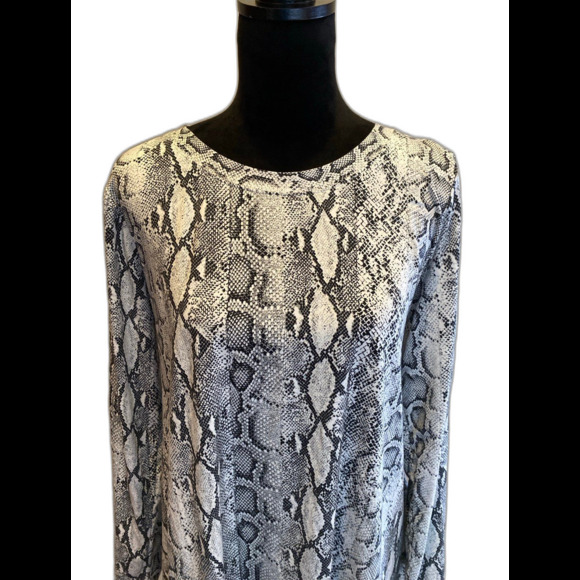 Green Envelope Women’s Blouse Plus Sz 1X Faux Snakeskin Pullover Top Long Sleeve - Picture 2 of 12